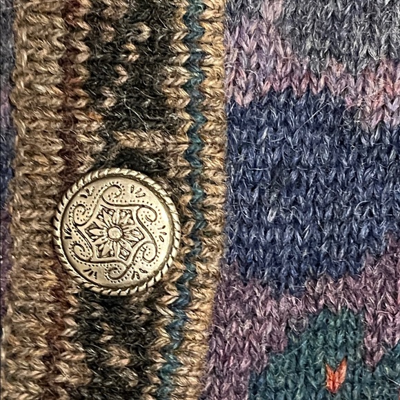 Icelandic Design Sweater - Picture 4 of 11